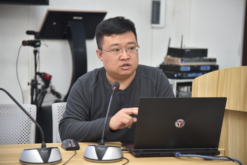 研究生院专业硕士管理办公室主任徐志远进行培训
